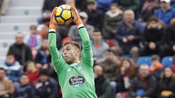 Rub&eacute;n Blanco ataja un bal&oacute;n durante el partido contra el Levante.
 
 
 