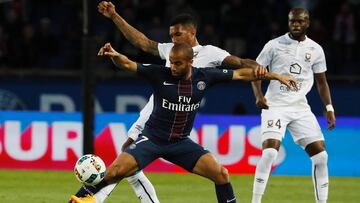 Lucas Moura compite por el bal&oacute;n con un jugador del Caen durante un partido de la Ligue 1.