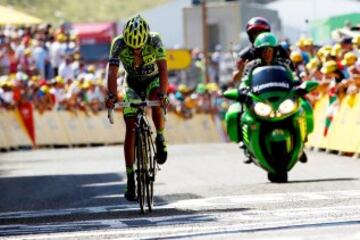 Alberto Contador cruzando la meta.