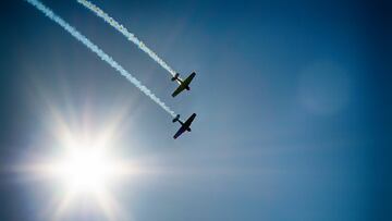 ¿Qué son las estelas blancas que vemos en el cielo? El bulo de los ‘chemtrails’ que invade las redes