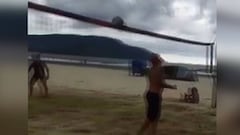 Sampaoli mostró sus dotes con la pelota jugando 'futvóley'