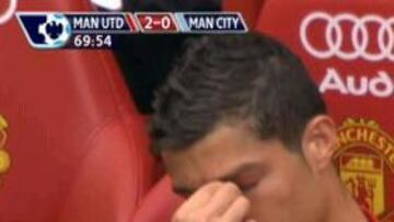 Cristiano Ronald parece tener los días contados en el Manchester Untied. El internacional portugués, que comenzó el partido frente al Manchester City de titular, fue sustituido en el minuto 60 de partido con 2-0 a favor de su equipo en el marcador. A la salida, el portugués se mostró muy enfadado por el cambio. Se lo recriminó a Ferguson, tiró el chándal al suelo e hizo claros de gestos de desacuerdo con lo ocurrido ya sentado en el banco.