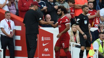 Liverpool (United Kingdom), 19/08/2023.- Mohamed Salah (R) of Liverpool shakes hands with manager Juergen Klopp (L) as he is substituted from the English Premier League soccer match between Liverpool FC and AFC Bournemouth, in Liverpool, Britain, 19 August 2023. (Reino Unido) EFE/EPA/PETER POWELL EDITORIAL USE ONLY. No use with unauthorized audio, video, data, fixture lists, club/league logos or 'live' services. Online in-match use limited to 120 images, no video emulation. No use in betting, games or single club/league/player publications.