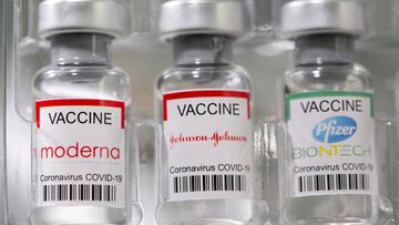 FOTO DE ARCHIVO: En esta imagen de ilustración tomada el 2 de mayo de 2021, se ven viales etiquetados como "Moderna, Johnson & Johnson, vacuna contra la enfermedad del coronavirus de Pfizer-BioNTech (COVID-19)".