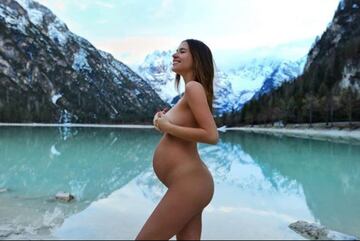 Disfrutando su embarazo y del Día de la Tierra en Cortina d'Ampezzo, Italia.  