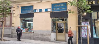 Jorge Sanz, librero: “Los jóvenes cada vez compran más libros de fútbol ‘vintage’”