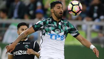 Futbol, Santiago Wanderers vs Deportes Temuco
Decimo cuarta fecha, campeonato de Trasicion 2017
El jugador de Santiago Wanderers Andres Robles controla el balon durante el partido de primera division contra Deportes Temuco disputado en el estadio Elias
