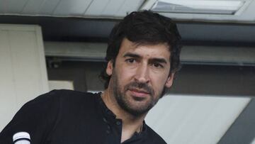Raúl González, presenciando un partido del juvenil del Real Madrid en Valdebebas.