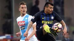 Gary Medel no pudo con su Inter ante el Napoli. 