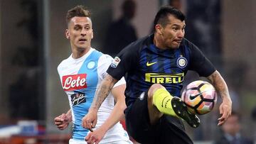 Gary Medel no pudo con su Inter ante el Napoli.
