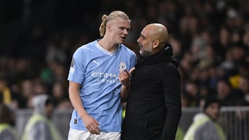 Bern (Switzerland), 25/10/2023.- Manchester City's Erling Haaland (L) celebrates after scoring the 1-3 goal with his coach Josep Guardiola during the UEFA Champions League group G soccer match between BSC Young Boys and Manchester City, in Bern, Switzerland, 25 October 2023. (Liga de Campeones, Suiza) EFE/EPA/ANTHONY ANEX