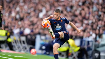 Sergio Carreira golpea el balón durante el partido disputado contra el Real Madrid en el Bernabéu.