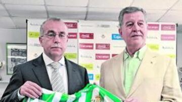 <b>FELIZ. </b>Tapia posa junto a una camiseta bética y Pepe León.