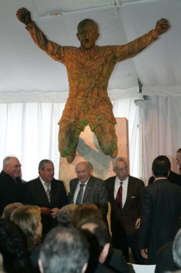 17/02/2008. Maguregui junto a Alfredo Di Stéfano y Claramunt en día de la inauguración de la estatua del histórico jugador madridista.