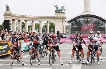 Corredores antes del inicio de la primera etapa del Giro de Italia 2022.