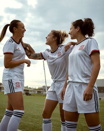 La segunda equipación de España se trata de una camiseta blanca, con diseño frontal y cuello redondo con detalles en rojo y azul marino. Ha sido también diseñada por las jugadoras durante los distintos encuentros que se han desarrollado con Adidas y los responsables de la RFEF. 