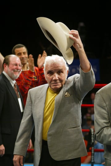 Jake LaMotta, 'Toro Salvaje', nació en Nueva York en 1921. Peleó en 106 combates de los que ganó 83 (30 por KO). Su gran rival fue Sugar Ray Robinson, al que ganó la segunda vez que se enfrentaron siendo el primer boxeador que conseguía vencerle.
El 16 de junio de 1949 consiguió por KO el título mundial de los pesos medios ante Marcel Cerdan. En la tercera defensa del título, el 14 de febrero de 1951, perdió ante Sugar Ray Robinson en una pelea que se bautizó como 'La matanza de San Valentín' debido a su crudeza. El 14 de abril de 1954 se subió al ring por última vez.
Después de su retirada compró un club nocturno. Tras perderlo por diversos problemas legales inició una carrera como comediante.
La película basada en su vida, Toro Salvaje, tuvo 8 nominaciones a los Óscar y se llevó 2 estatuillas (mejor montaje y mejor actor para Robert DeNiro).