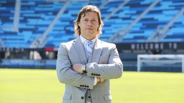 Se retiró tras el descenso de River para devolverlo a Primera como DT. Lo hizo, al igual que con Banfield. En Chivas brilló. Así ha sido la carrera del DT que está muy cerca de la Roja.