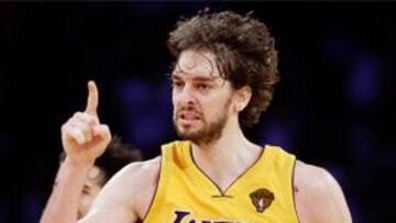 GRAN ACTUACIÓN. Pau Gasol rozó el triple doble y fue decisivo en la contundente victoria de los Lakers en el sexto partido.