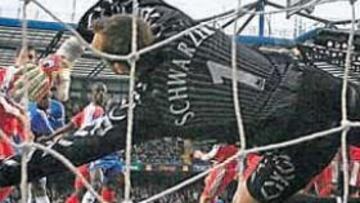 <b>DE FALTA. </b>Drogba marcó así el primero del Chelsea. Su golpe franco entró raso y pegado al palo. Imparable.