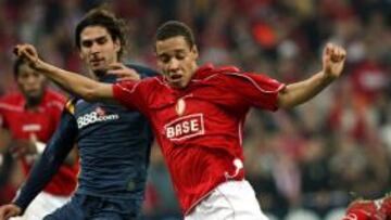 <b>DERROTÓ AL SEVILLA. </b>Witsel controla un balón delante de Escudé en UEFA, en el 1-0 del Standard.