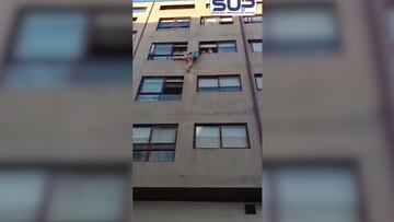 El momento en que la Policía rescata a una mujer a punto de lanzarse al vacío en Pontevedra