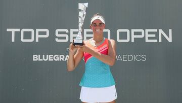 Jennifer Brady posa con el trofeo de campeona tras ganara a Jil Teichmann en la final del Top Seed Open en el Top Seed Tennis Club de Lexington, Kentucky.