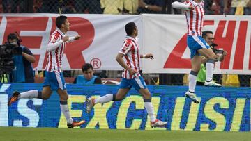 El Rebaño pintó la capital de rojiblanco y con un doblete del 'Conejito' Brizuela, venció al América en su Centenario.