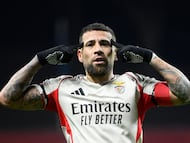 SL Benfica's Argentine defender #30 Nicolas Otamendi celebrates scoring the opening goal during the Portuguese League football match between SC Braga and SL Benfica at Municipal Stadium in Braga on December 28, 2025. (Photo by Miguel RIOPA / AFP)