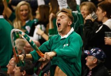 Fan irlandés celebrando un triunfo de su selección en el Mundial de Rugby.