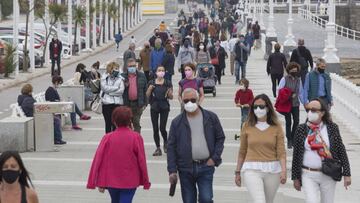 Varias personas caminan por el Paseo Marítimo de Gijón durante el primer día del puente de Semana Santa, en Gijón.