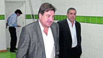 <b>MÁXIMO DIRIGENTE. </b>José Sepulcre, en la imagen junto al vicepresidente Diego Fuentes, en los vestuarios del Martínez Valero.