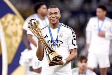 Mbappé posa con su segundo título con el Madrid.