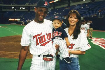 Mahomes, de bebé, junto con sus padres cuando Pat jugaba en los Minnesota Twins.