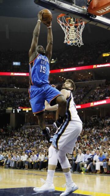 Memphis 103 - Oklahoma 97 (3-1). El jugador de los Oklahoma City, Reggie Jackson ante Marc Gasol.