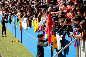 Pedri firma camisetas a los aficionados que acudieron al entrenamiento del equipo blaugrana.