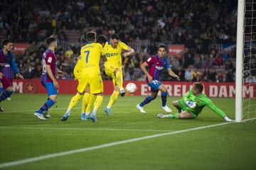 0-1. Lucas Pérez marca el primer gol.