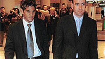 <B>YA LLEGÓ</B>. Daniel Alves aterrizó ayer en el aeropuerto de San Pablo.