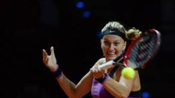 Petra Kvitova devuelve una bola a Angelique Kerber durante un partido en el Torneo de Stuttgart.