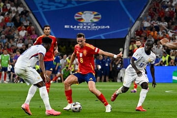 Spain's midfielder #08 Fabian Ruiz (C), France's midfielder #08 Aurelien Tchouameni (L) and France's midfielder #13 N'Golo Kante (R) vie for the ball during the UEFA Euro 2024 semi-final football match between the Spain and France at the Munich Football Arena in Munich on July 9, 2024. (Photo by Jewel SAMAD / AFP)