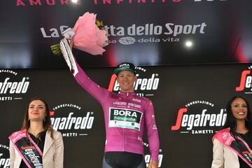 El ciclista bogotano se impuso en el decimonoveno día de carrera entre Treviso y San Martino di Castrozza. Miguel Ángel López descontó tiempo y Carapaz sigue líder.