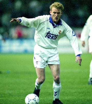 En el marco de la visita del Real Madrid a Chile en 1993, distintas figuras pasaron por la cancha del Monumental. Jugadores de la talla de Robert Prosinecki o Michel, por nombrar algunos, enfrentaron a Colo Colo con opaca suerte: fue victoria de los albos por 2-0.