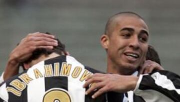 <b>SE VA. </B>Los goles de Ibrahimovic y Trezeguet más la derrota del Milan dejan a la Juve con cinco puntos de ventaja.