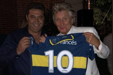 Famosos que han posado con la camiseta de Boca o River