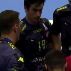 "¡Os pesan los hue***, no hemos hecho esta mie*** de viaje para morir el primer día!"