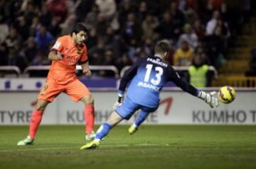 Luis Suárez y el portero Fabricio Agosto.