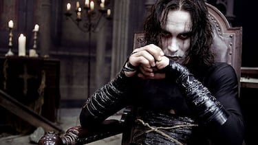 Es una de las historias más famosas y rocambolescas, ya que un actor perdió la vida durante el rodaje por culpa de un error fatal. Se trata de Brandon Lee, quien falleció con solo 28 años a causa de un disparo. Durante el rodaje de una escena en la que Michael Massee debía dispararla con un revólver de foguero, resulta que había una bala real en el cargador…