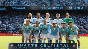La alineación titular del Celta posa antes del partido contra el Valladolid en Balaídos.