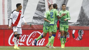 Tello celebra el gol con Loren y Sidnei. 