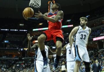 Bradley Beal de los Wizards en acción ante el español Marc Gasol de los Grizzlies.